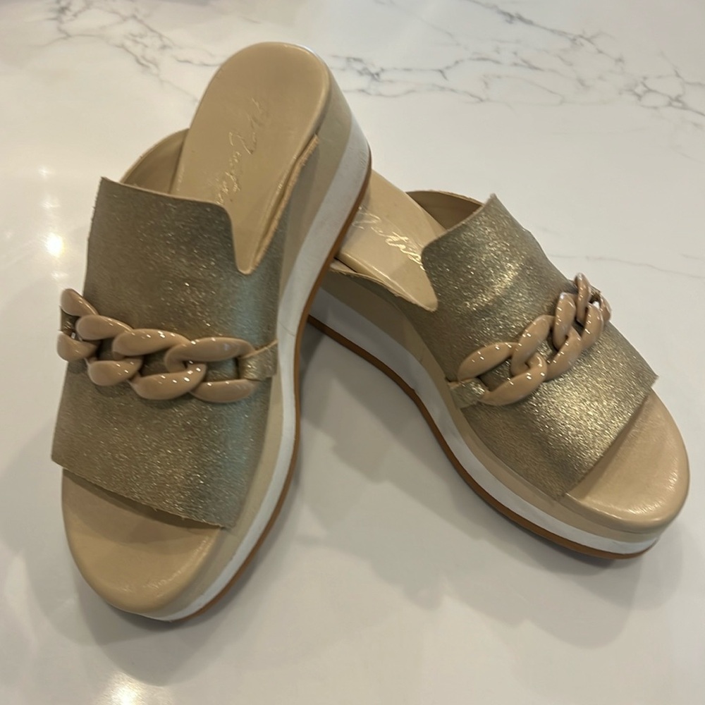 Matisse gold wedge sandals 7